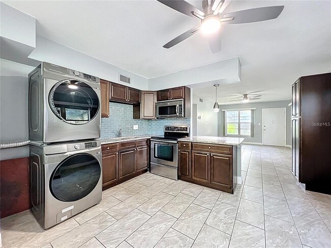 Building Photo - 825 N Primrose Dr