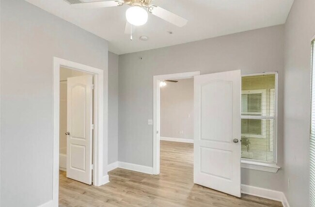 Foto del edificio - Room in Condo on Crossing Pl