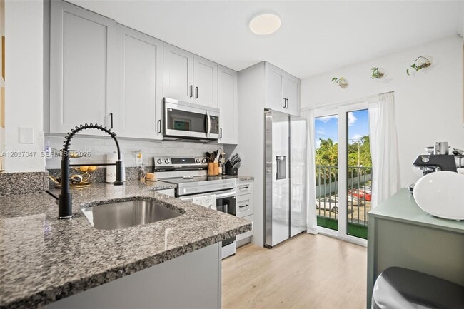 Building Photo - 2575 SW 27th Ave