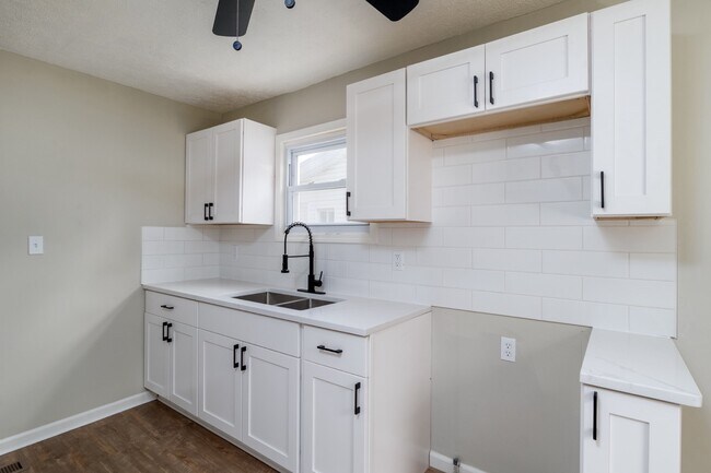 Foto del edificio - 13804 Rexwood Ave