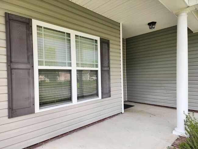 Foto del edificio - 3 Bedroom home with an upstair bonus room located in Swansboro. Showings Available!