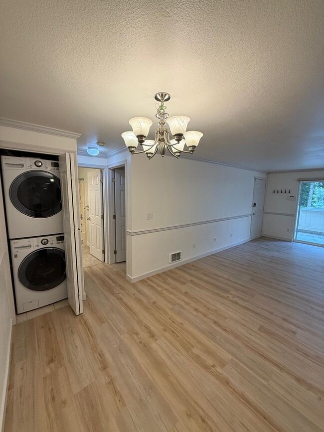Building Photo - Two Bedroom Two Bathroom In Mountlake Terrace