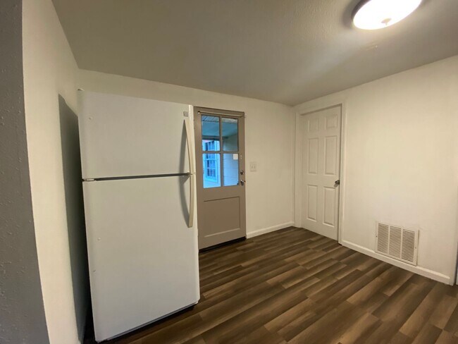 Foto del edificio - Charming 1 Bedroom Oasis with Sunroom in O...