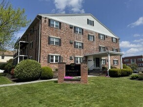 Building Photo - 305 Pine St