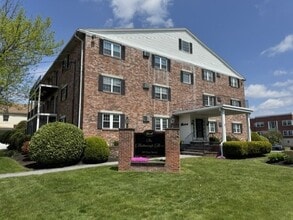 Building Photo - 305 Pine St