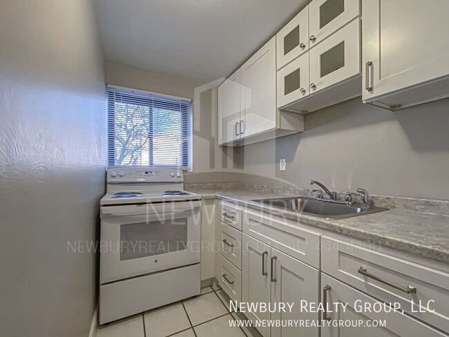 Building Photo - Newly Renovated 1-Bedroom Apartment in Wes...