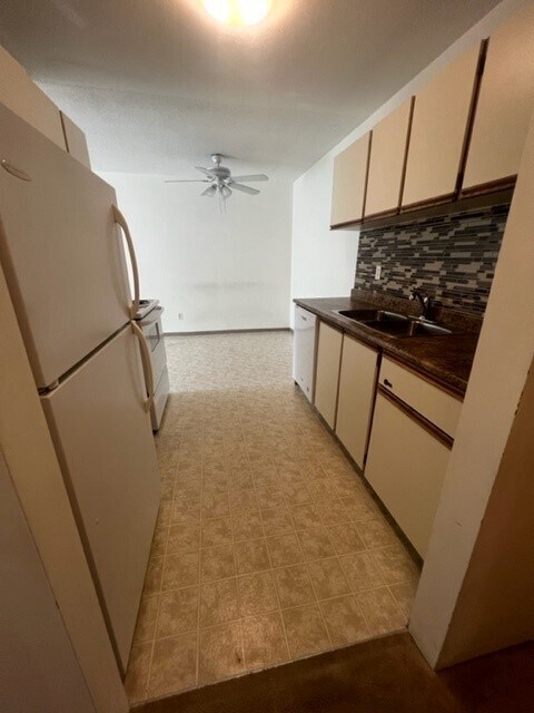 Photo du bâtiment - Bright & Spacious 1-Bedroom Suite at Cumberland Park Apartments – Guildford