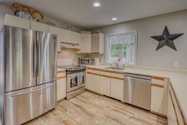 Foto del edificio - 55 Mountain River Ave