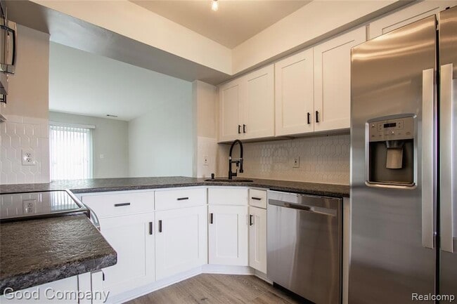 Building Photo - 850 N Main St