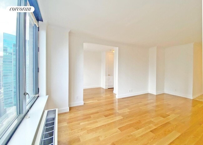 Building Photo - 150 E 57th St