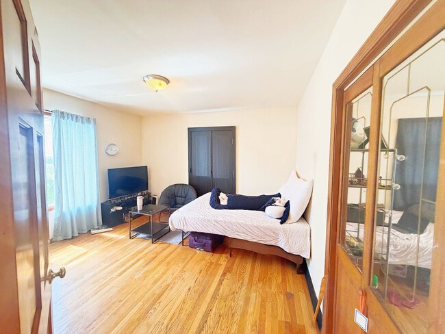 Building Photo - Spacious Family Home Unit