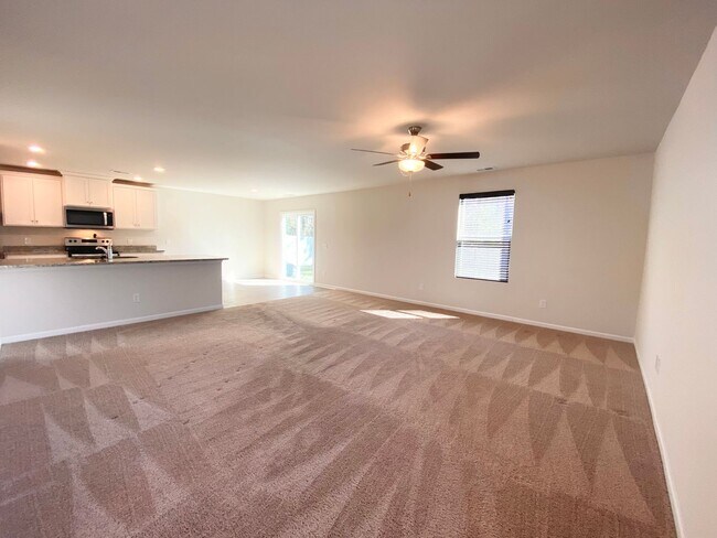 Foto del edificio - BETTER THAN NEW!