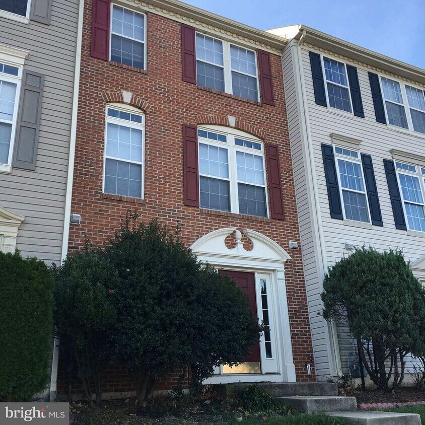 Building Photo - 586 Eisenhower Dr