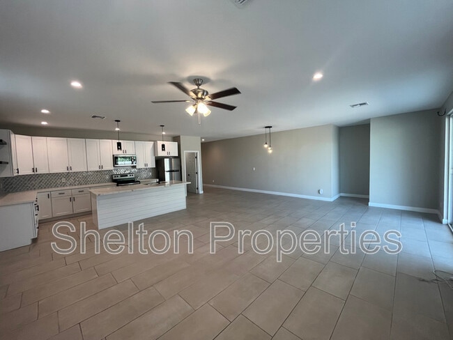 Building Photo - 120 S 91st Dr