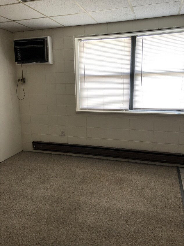 Primary Photo - 108 W Green St