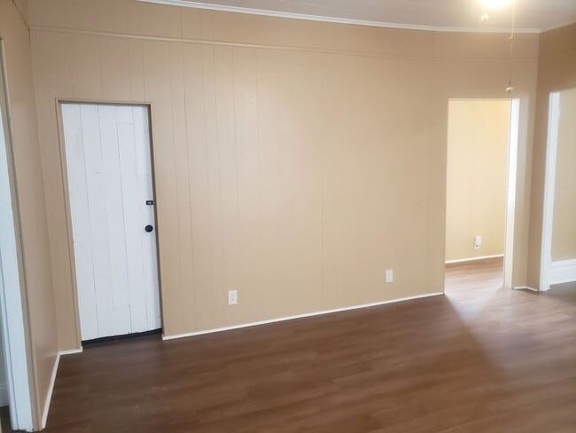 Building Photo - Inviting 3-Bedroom Residence with Modern A...