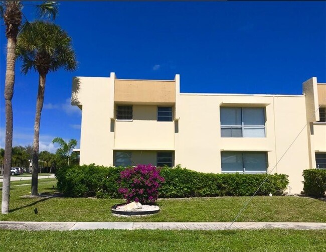 Building Photo - 541 NE 48th St