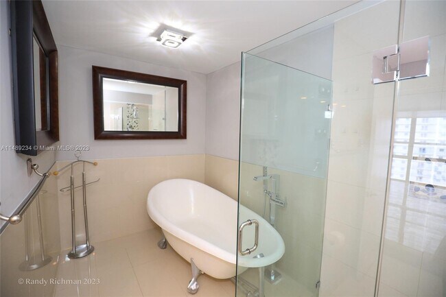 Foto del edificio - 600 NE 36th St