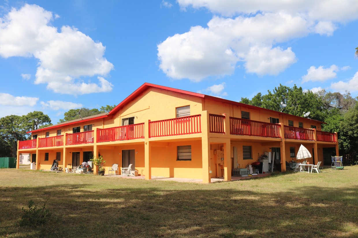 Building Photo - Pinecrest Apartments