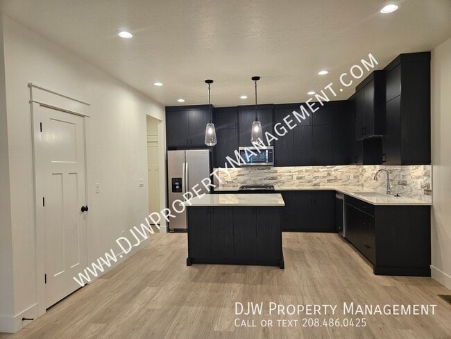 Building Photo - 1334 N Meadowglen Ave