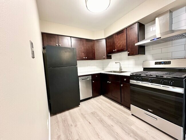 Building Photo - 915 Westmoreland Dr