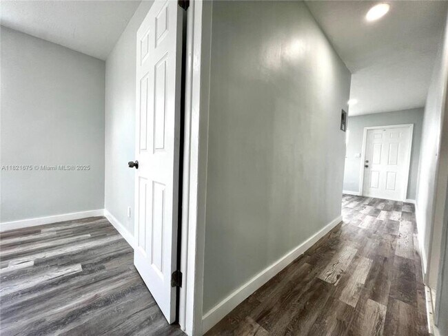 Building Photo - 2 bedroom in Hallandale FL 33009