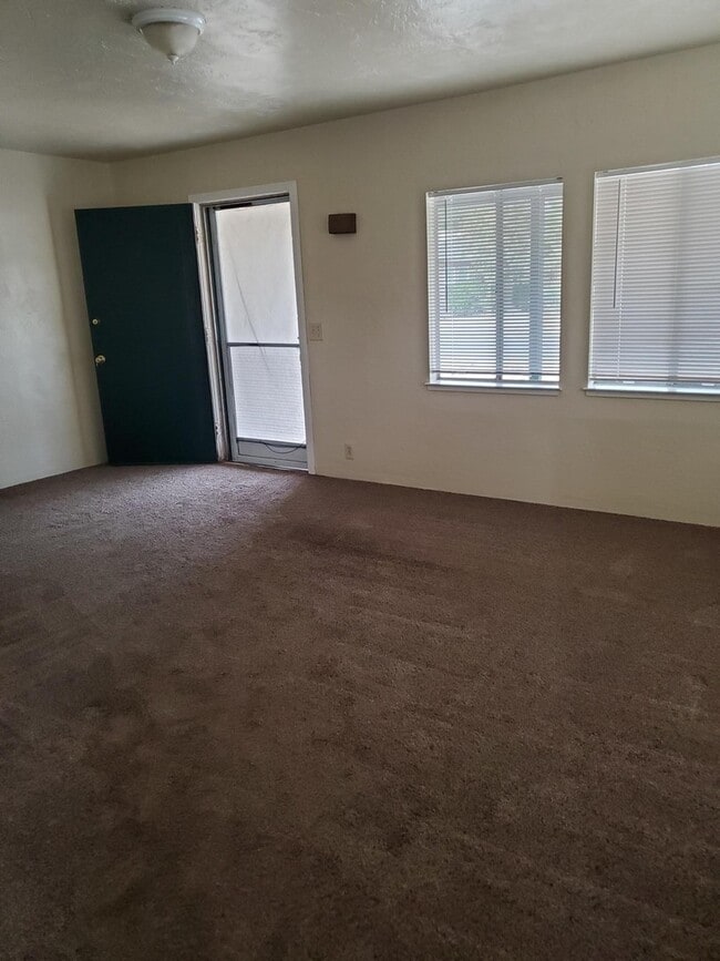 Building Photo - S526/528MR