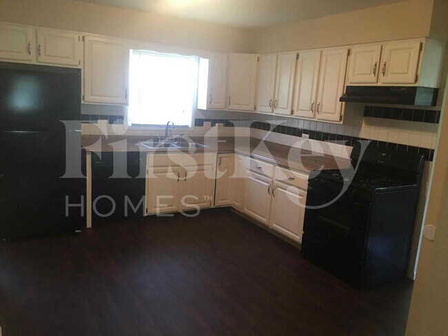 Building Photo - 410 S Villa Ave