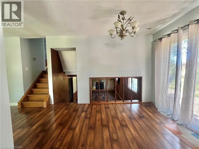 Photo du bâtiment - 10480 Lonsdale Crescent
