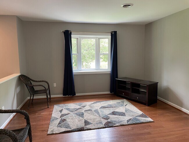 Building Photo - 337 Larch Pl