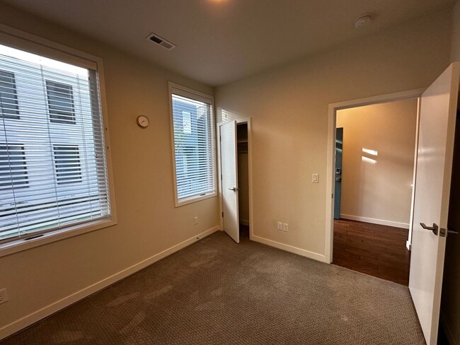 Building Photo - 6642 SE 16th Ave