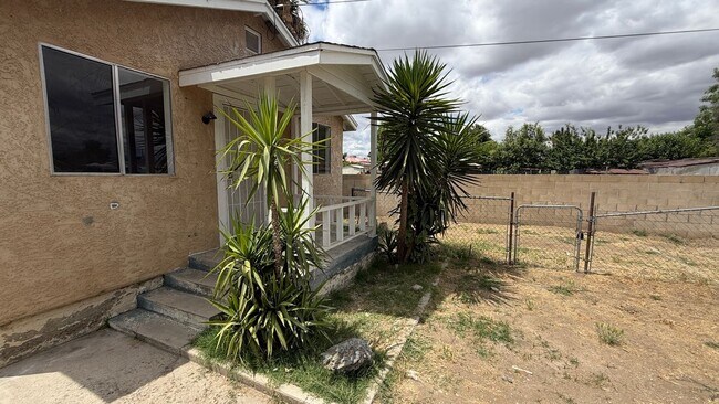 Foto del edificio - 113 1/2 Harris Drive, Rear House