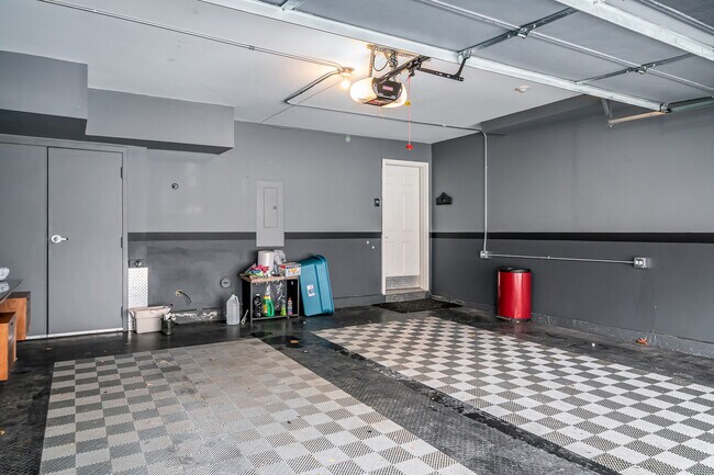 Building Photo - 914 Shandrew Dr