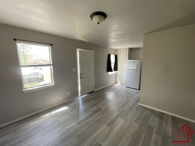 Building Photo - 1315 SW E Ave