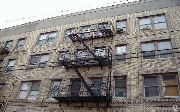 Foto principal - 231 64th St