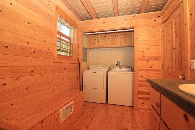 Building Photo - Beautiful Cabin in the DRW
