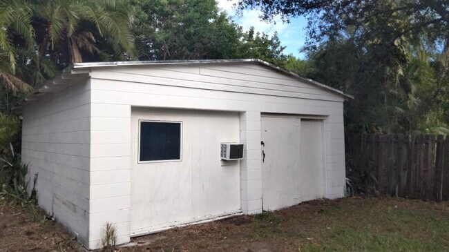 Building Photo - 808 Dayman Ave