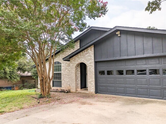 Building Photo - 205 Cloudview Dr