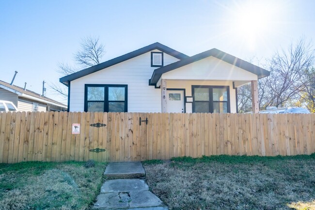 Building Photo - Newly Renovated, Fully Fenced Home!