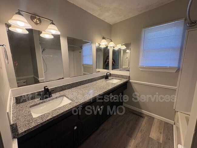 Foto del edificio - 1344 S Prince Ln