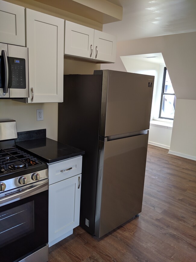 Fridge with icemaker - 214 Peebles Street
