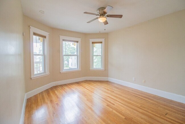 Foto del edificio - 55 Thetford Ave