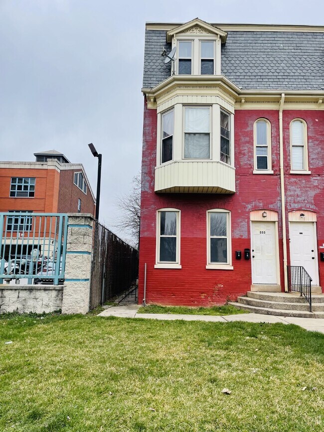 Building Photo - Move in Ready, 3 Bedroom 2 Baths!