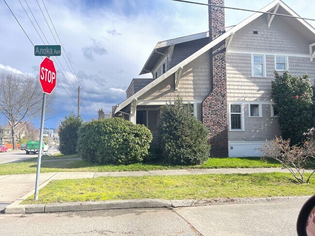 Building Photo - Large home/3bed 3 bath with bonus/office room just outside of PSNS and close to Bremerton Ferry