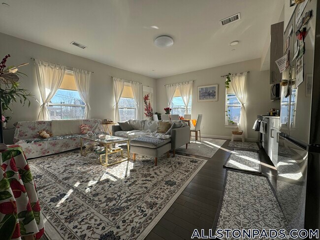 Building Photo - 90 Antwerp St