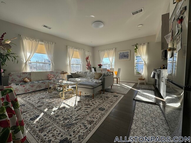 Building Photo - 90 Antwerp St