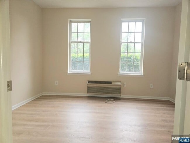 Building Photo - 1109 Tenakill Park W