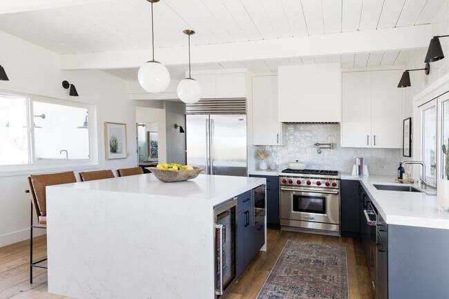 Foto del edificio - Great private location from this Fully ren...