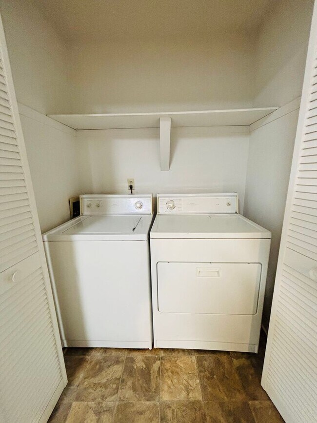 Foto del edificio - 4 Bedroom 2.5 Bath Townhouse