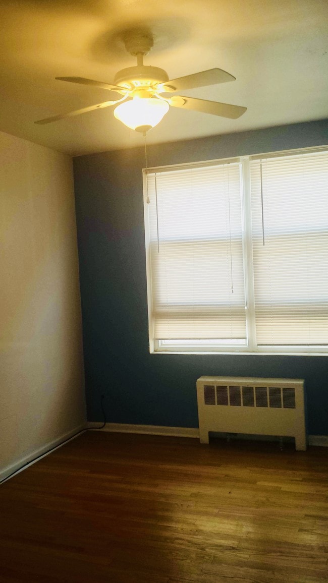 1st room - 6112 N Damen Ave
